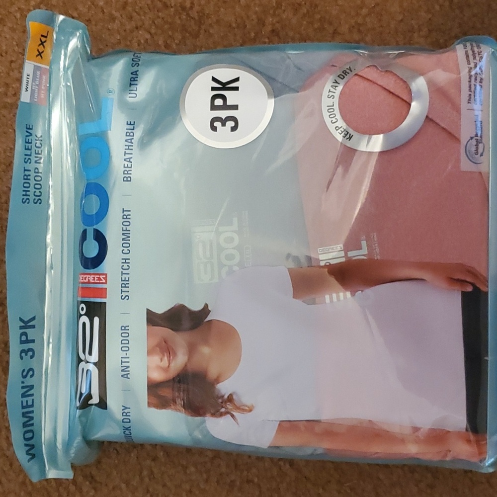 32 Degrees short sleeve scoop neck quick dry shirts. 3 in package. Size xxl